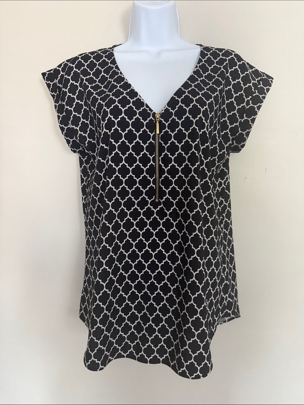 Express Black & White Geometric Zip V-Neck Blouse